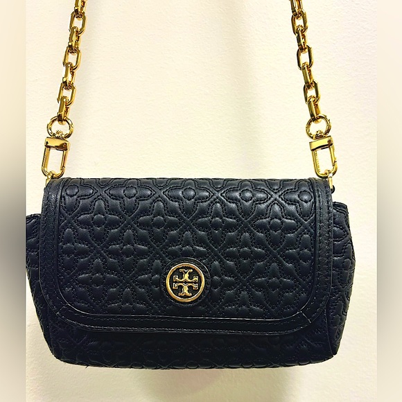 Tory Burch Handbags - Tory Burch crossbody bag wallet with detachable chain strap.